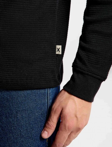 CAMISETA TÉRMICA MODELO REGULAR NEGRO