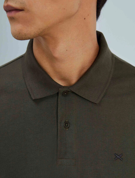 POLO EN PIQUÉ MODELO REGULAR VERDE