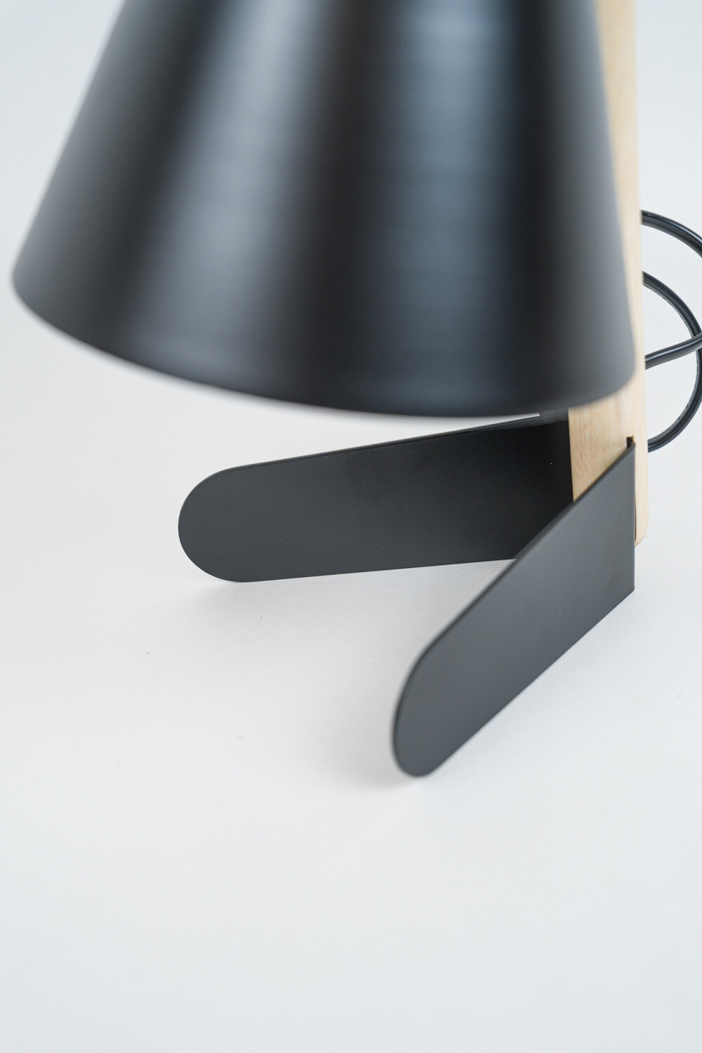 Lampara De Mesa Daelis Negro