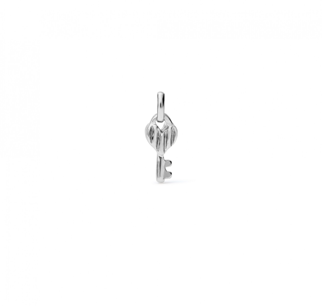 CHARM BAÑADO EN PLATA DE LEY CON FORMA DE LLAVE. - Charm 