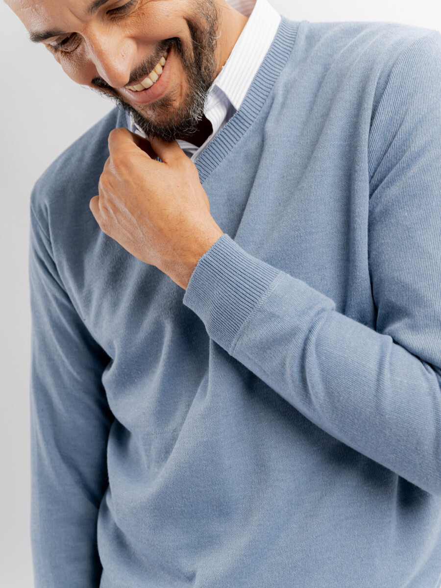 Buzo escote V Cedro - celeste 