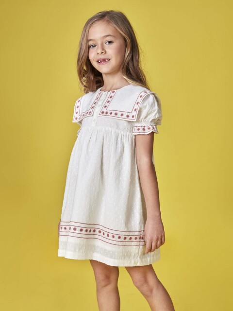Vestido Con Bordados A Contraste Gris