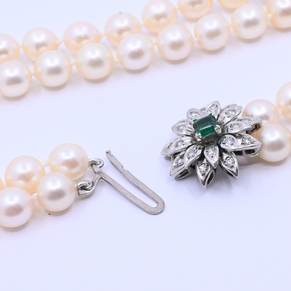 Collar de perlas 2 hilos con broche oro 18k blanco con esmeralda central y brillantes. Collar de perlas 2 hilos con broche oro 18k blanco con esmeralda central y brillantes.