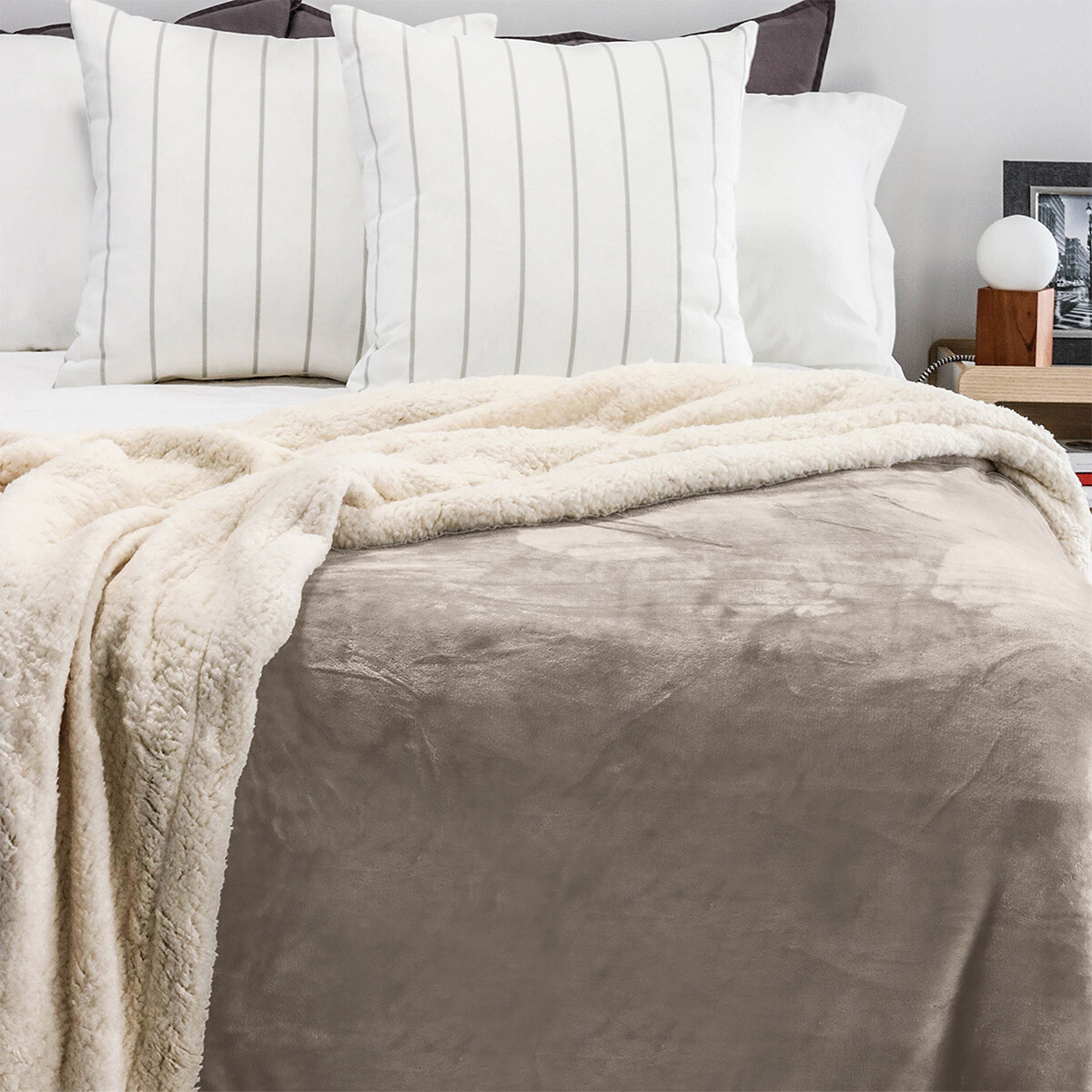 Frazada Flannel con Corderito 2 Plazas Richmond 220 x 240 cm - BEIGE 