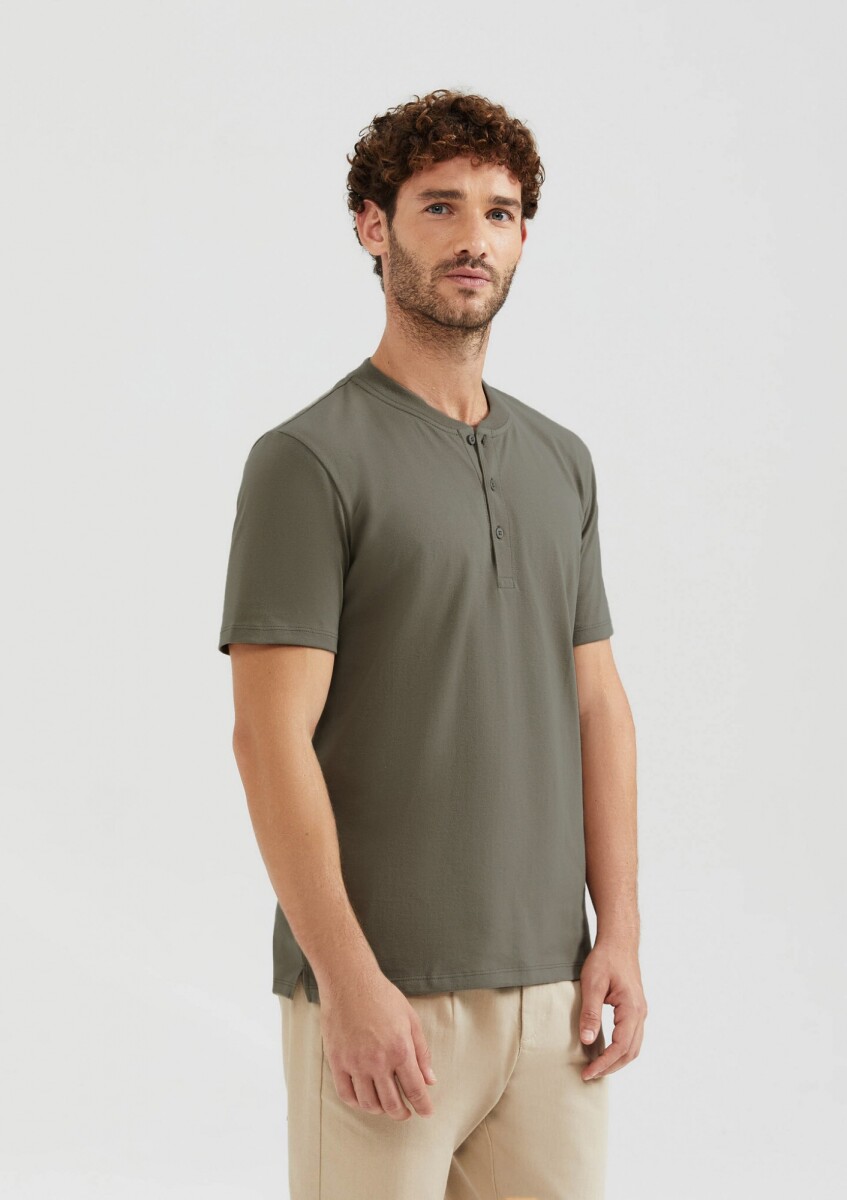 CAMISETA DE CUELLO CON TEXTURA - VERDE 