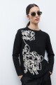 Sweater con bordado negro