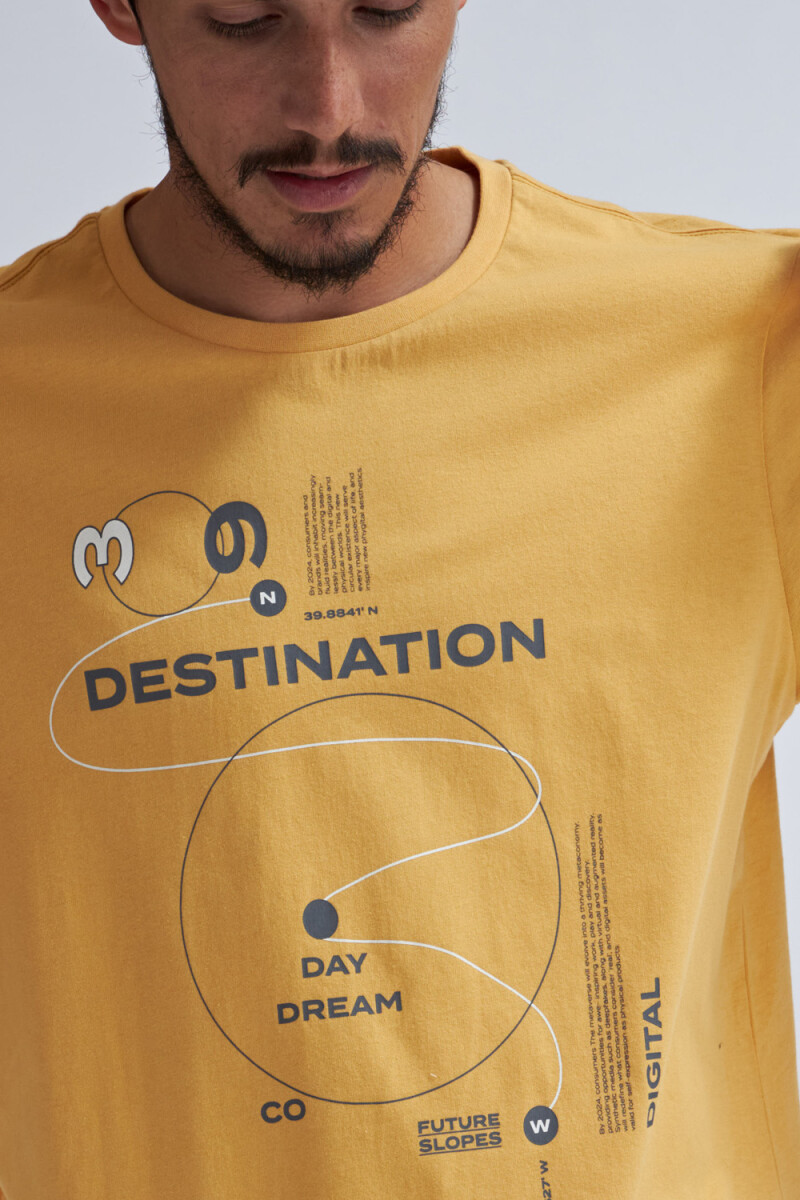 Camiseta manga corta estampada Destination mostaza