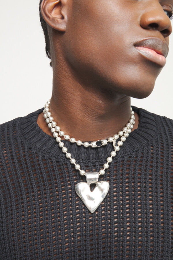 COLLAR LARGO DE BOLAS DE ALEACIÓN DE METALES BAÑADO EN PLATA DE LEY CON DETALLE DE CORAZÓN Colgante
