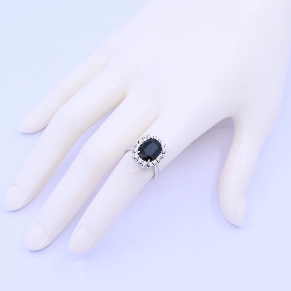 Anillo oro 18k blanco con zafiro azul oval y brillantes. Anillo oro 18k blanco con zafiro azul oval y brillantes.