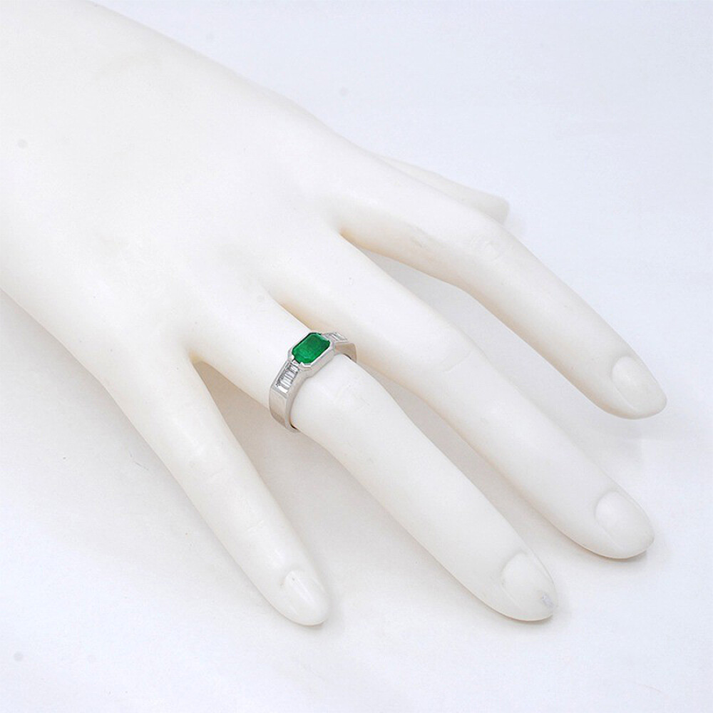 Anillo En Platino, Brillantes Y Esmeralda Anillo En Platino, Brillantes Y Esmeralda