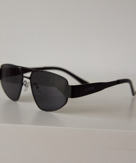 METAL TRIANGLE SUNNIES BLACK/BLACK