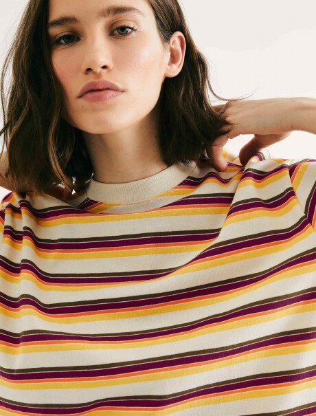 CAMISETA CON ESTAMPADO MULTICOLOR