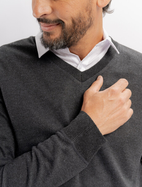 Buzo escote V Cedro grafito