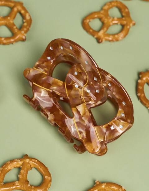 Broche Acrilico Broche Pretzel Foodie - Marron Medio