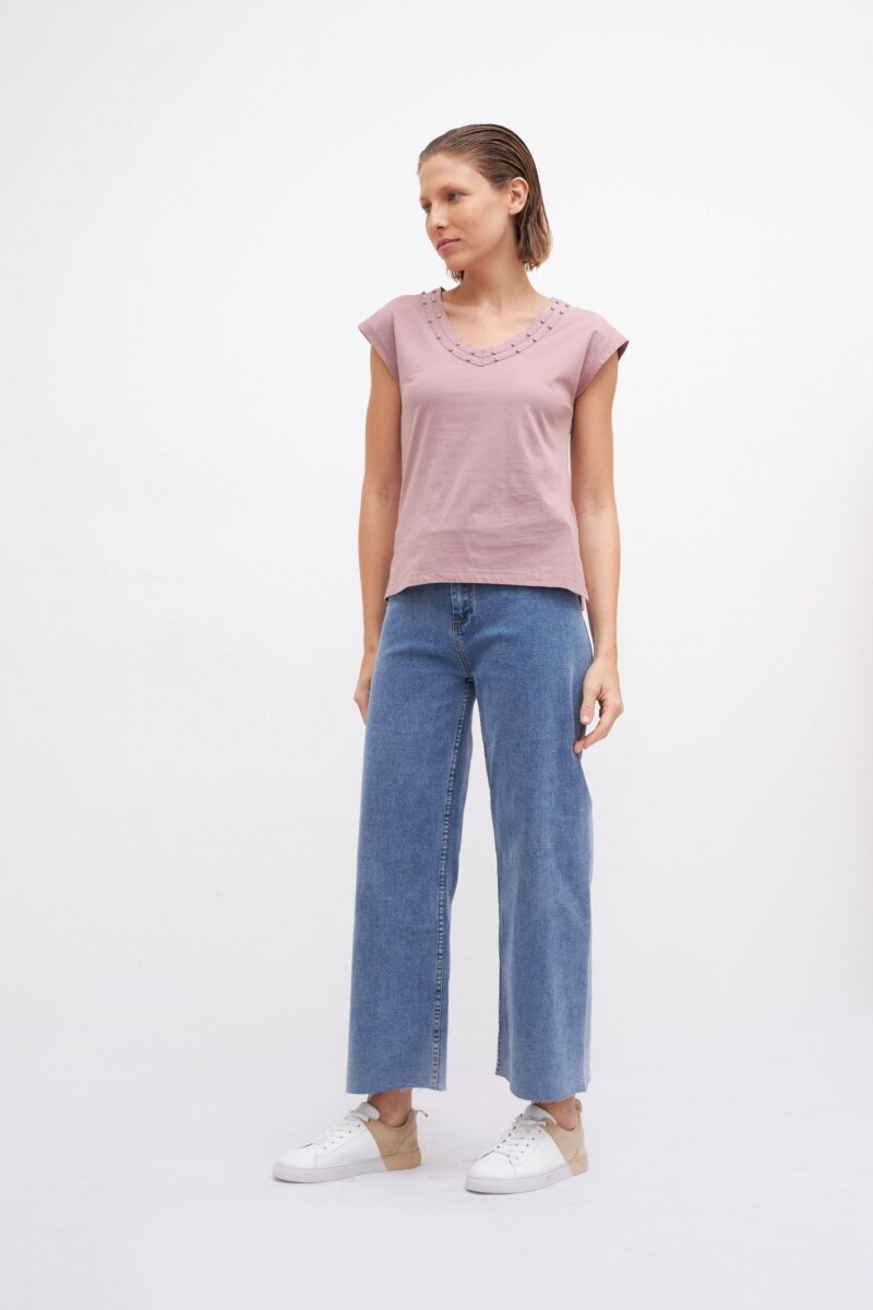 Remera escote V con tachas en escote rosa pastel