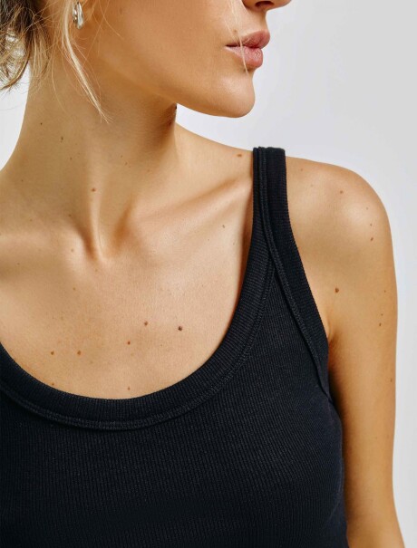 TOP CUELLO EN U EN TELA ACANALADA NEGRO