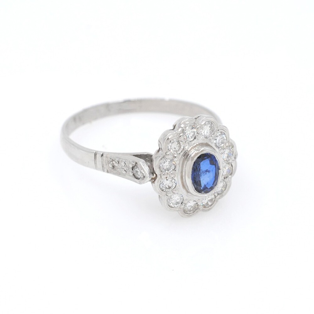 Anillo en platino, zafiro y brillantes. Anillo en platino, zafiro y brillantes.