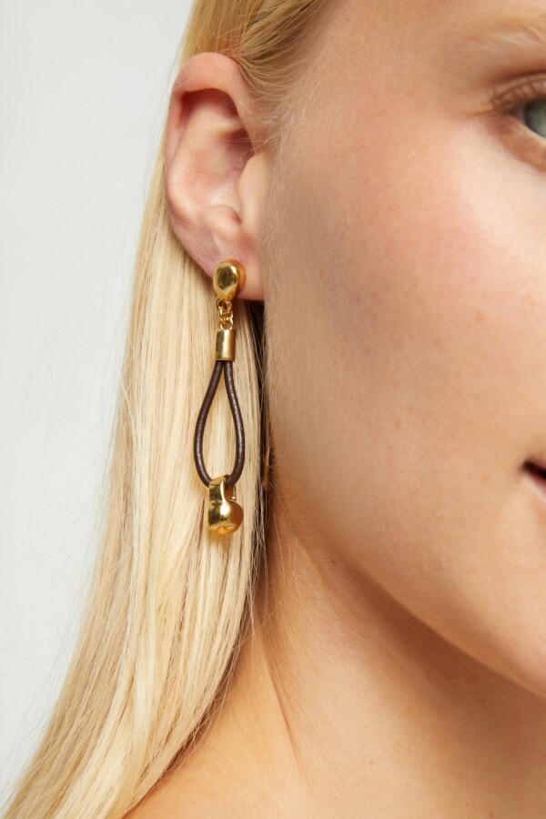 PENDIENTES DE CUERO LARGO CON DETALLE DE BOLA DE ALEACIÓN DE METALES BAÑADA EN ORO 18K Pendiente