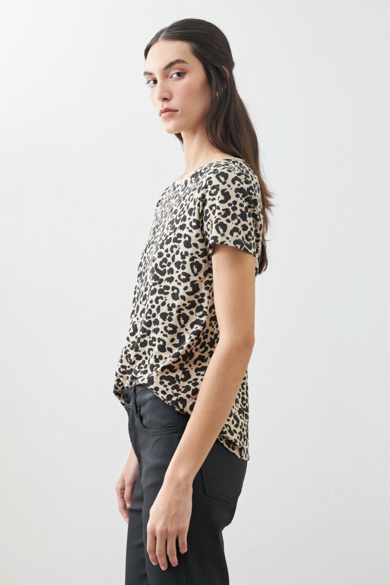Remera escote a la base animal print tostado