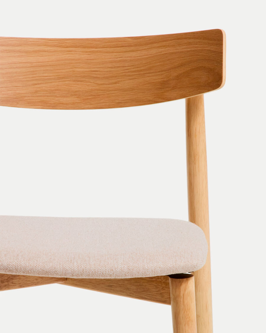 Silla Evera de chapa de roble con acabado en tono natural y chenilla beige Silla Evera de chapa de roble con acabado en tono natural y chenilla beige