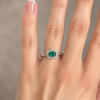 Anillo Virelia de Oro Blanco 18k con Esmeralda y Brillantes Anillo Virelia de Oro Blanco 18k con Esmeralda y Brillantes