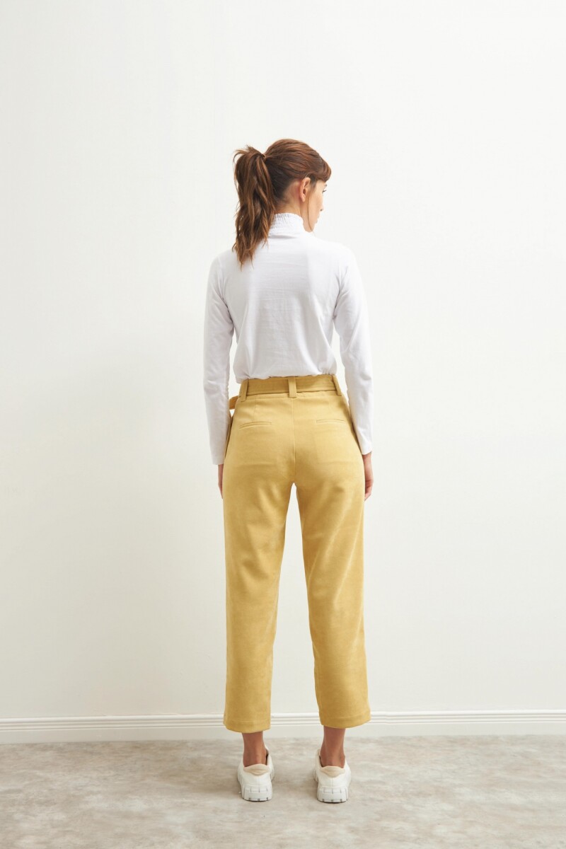 Pantalón recto con cinturón amarillo