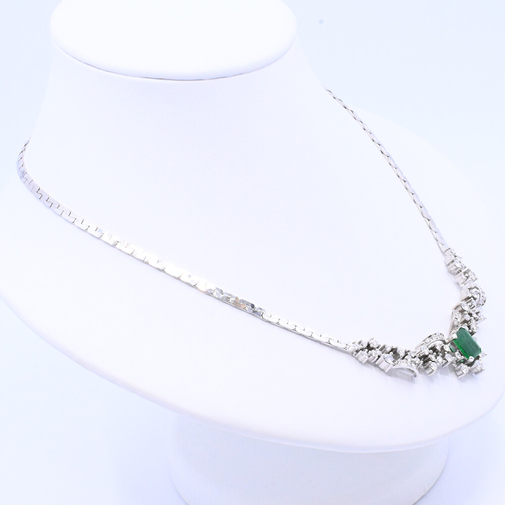 Gargantilla oro 18k con esmeralda central y brillantes. Gargantilla oro 18k con esmeralda central y brillantes.