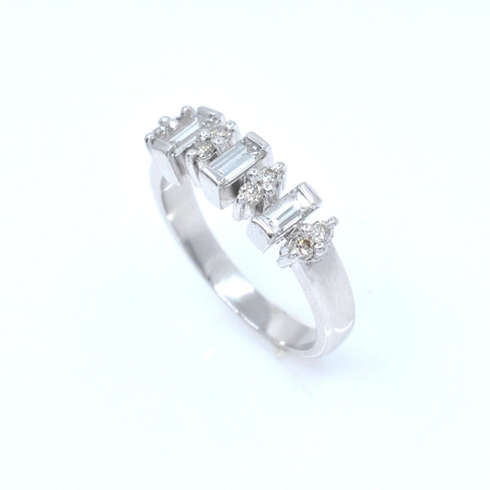 Anillo en platino con brillantes baguette y redondos Anillo en platino con brillantes baguette y redondos