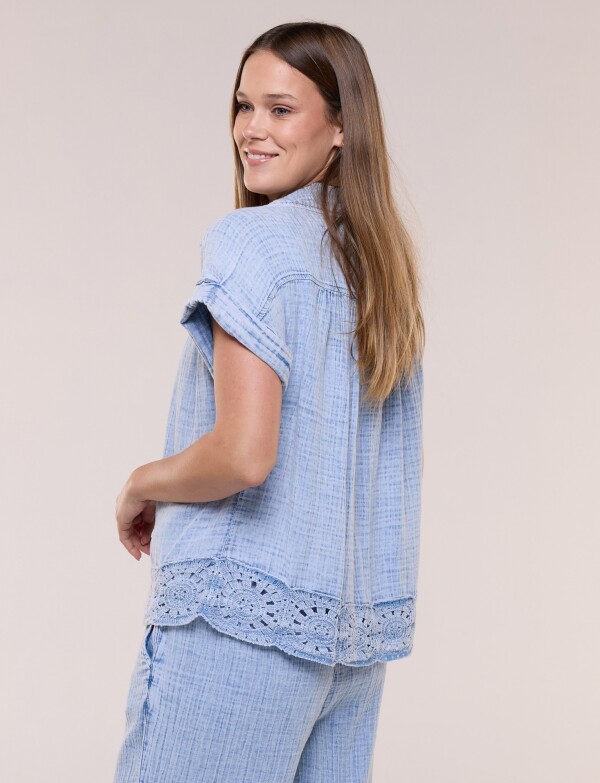 Blusa Textura Denim Detalle Crochet JEAN CLARO