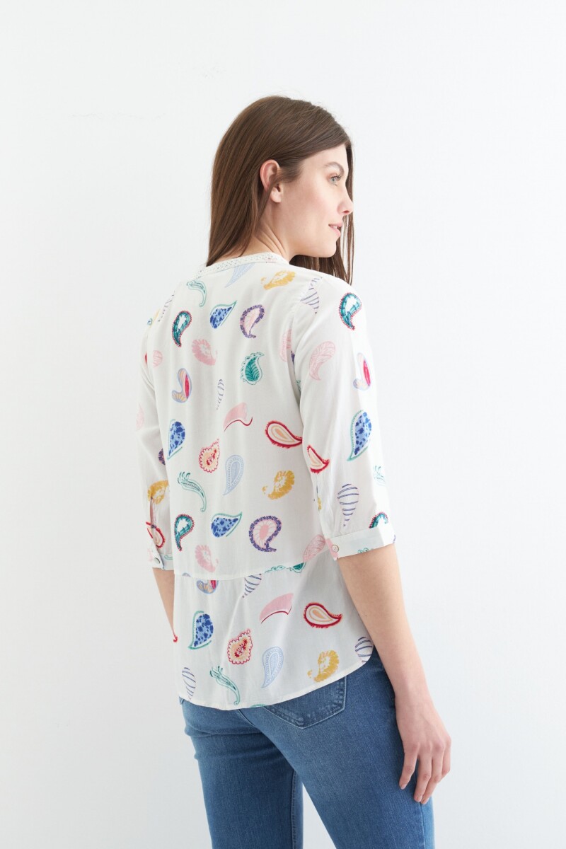 Camisa con estampa en arabesco multicolor