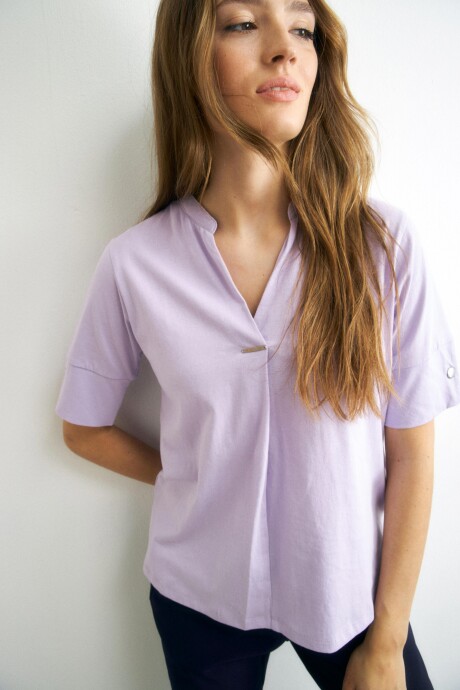Remera cuello mao con detalle metálico lila