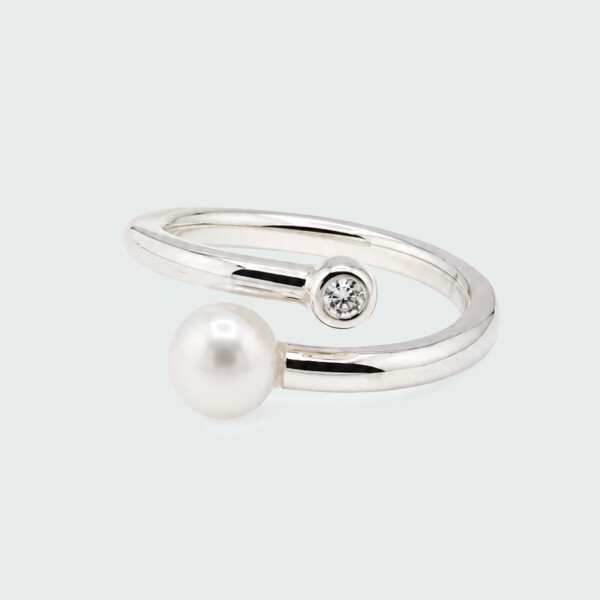 Anillo Isora de MOON en plata 925 con perla y brillante Anillo Isora de MOON en plata 925 con perla y brillante