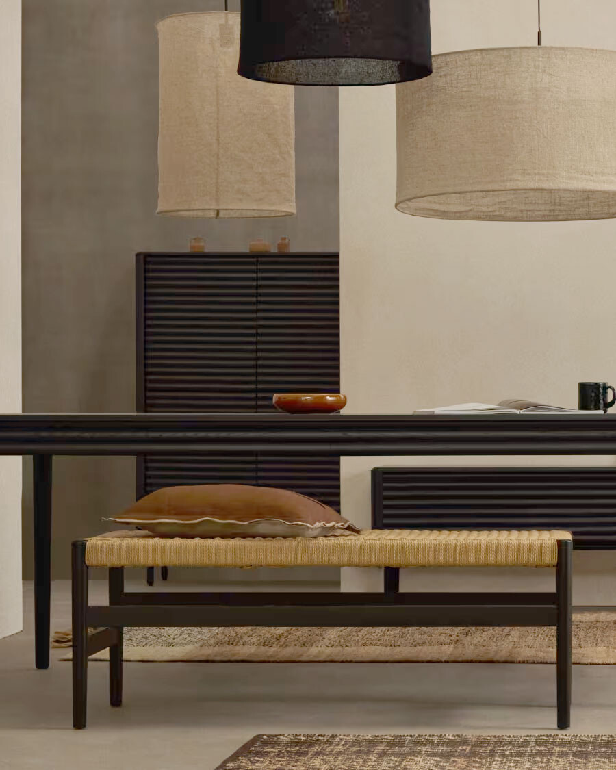 Banco Zaide de madera maciza de roble con acabado negro y asiento de cuerda 120cm