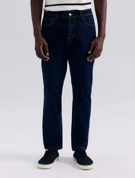 PANTALÓN DE JEAN MODELO SLIM NEGRO