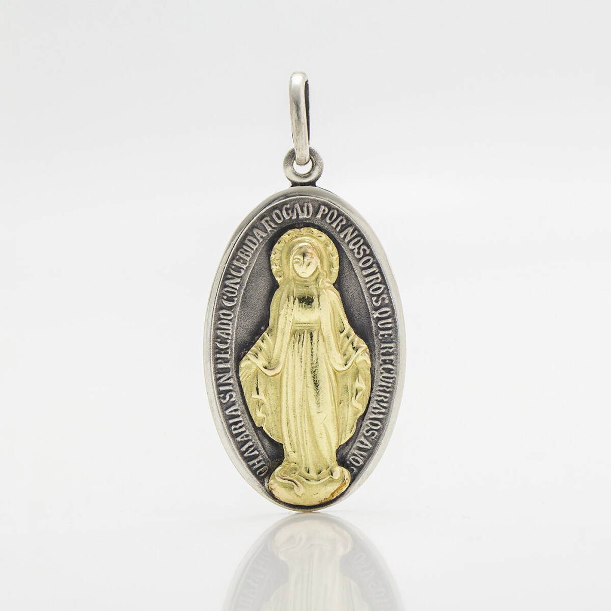 Medalla religiosa de la virgen milagrosa en plata 900 y oro 18 ktes., 36mm * 22mm. 
