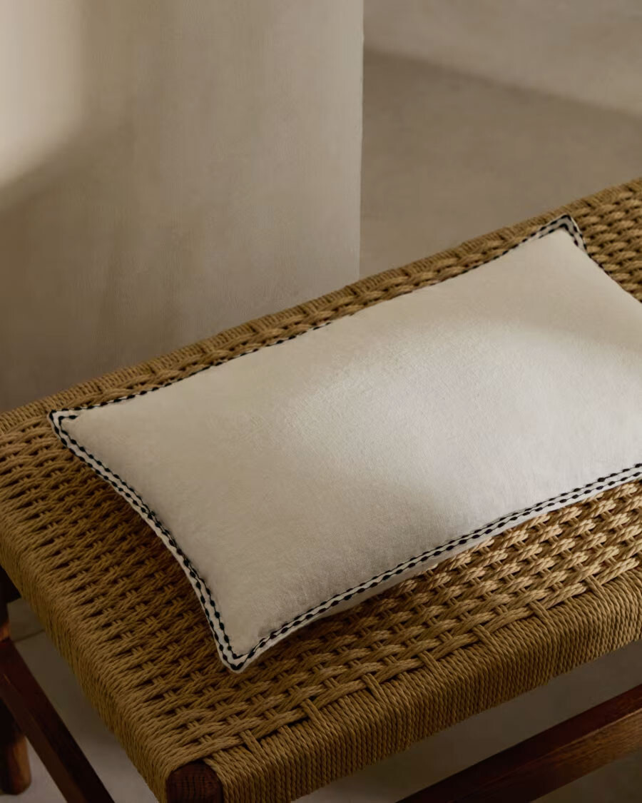 Almohadón Sinet de lino blanco con bordado negro 30 x 50 cm