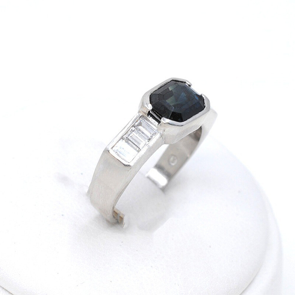 Anillo En Platino, Brillantes Y Zafiro Anillo En Platino, Brillantes Y Zafiro
