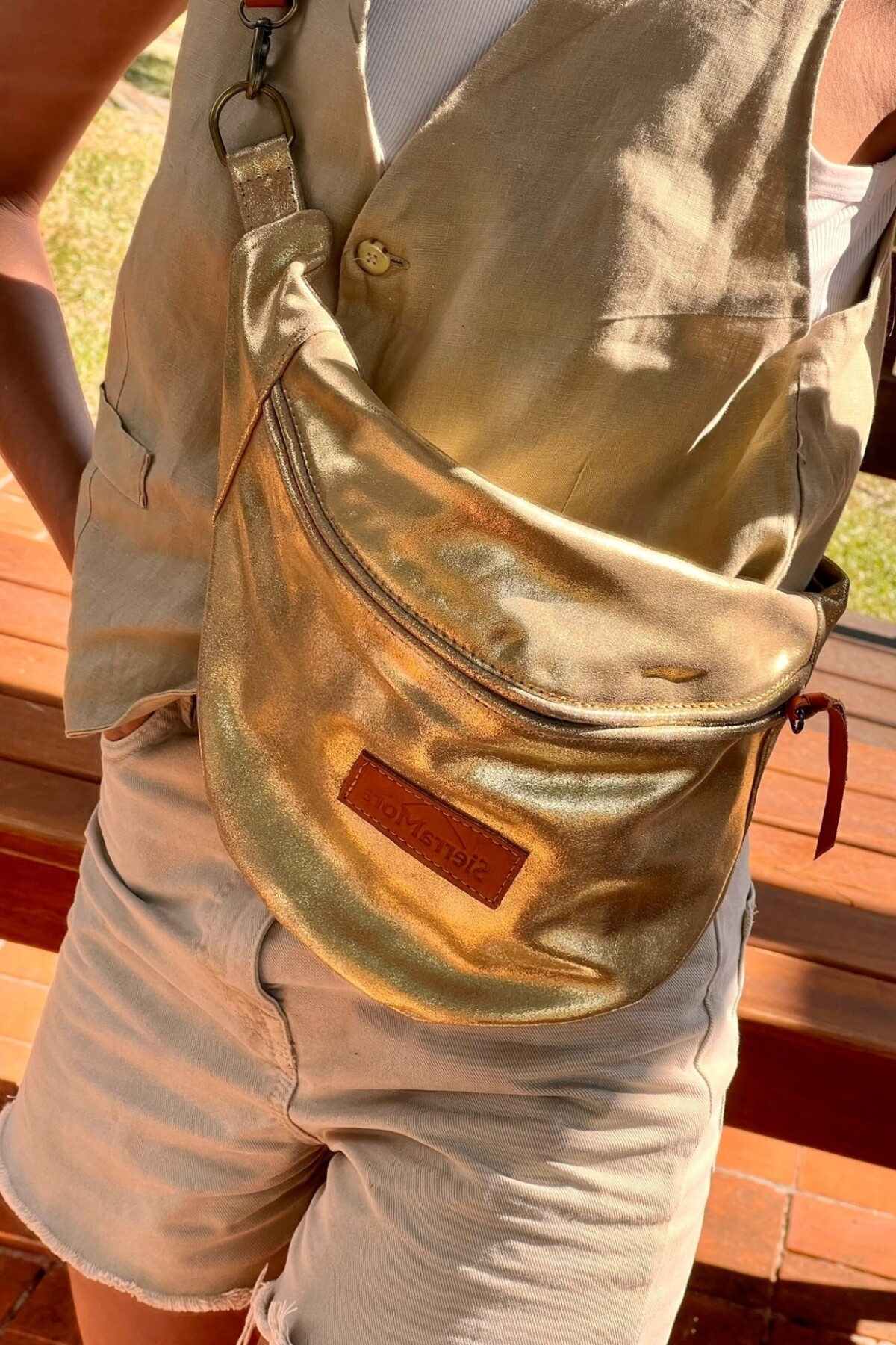 Leather Fanny Pack Shinny Dorado Claro