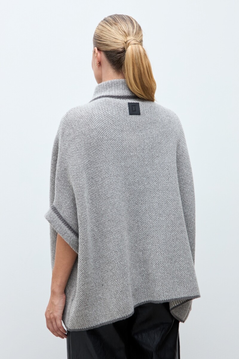 Capa con hebilla gris