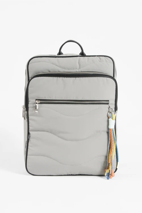 Mochila porta laptop pespunte con llavero verde