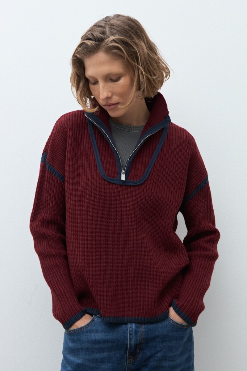 Sweater vivo en contraste bordo