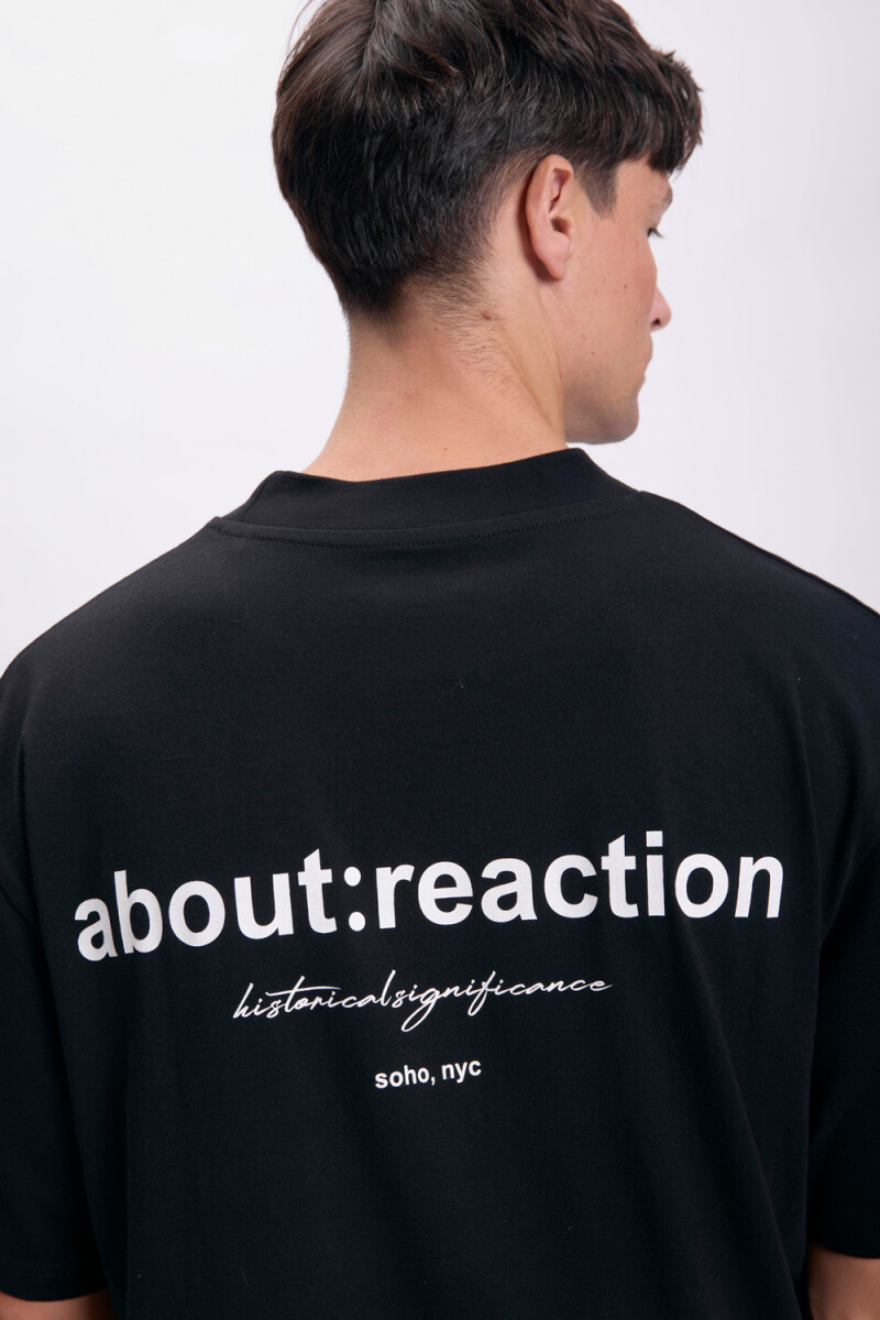 Remera oversize cuello alto Negro