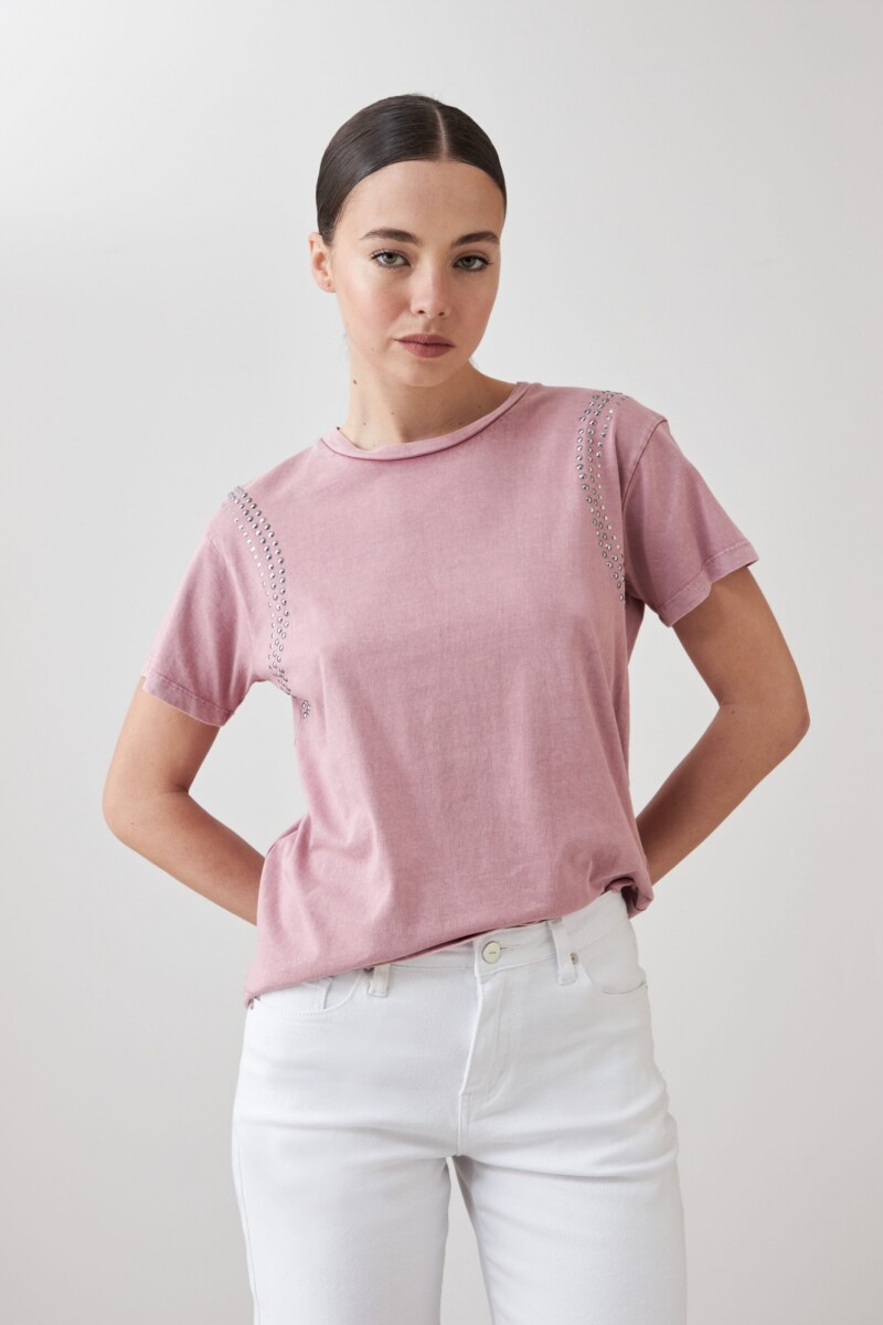 Remera con tachas rosa pastel