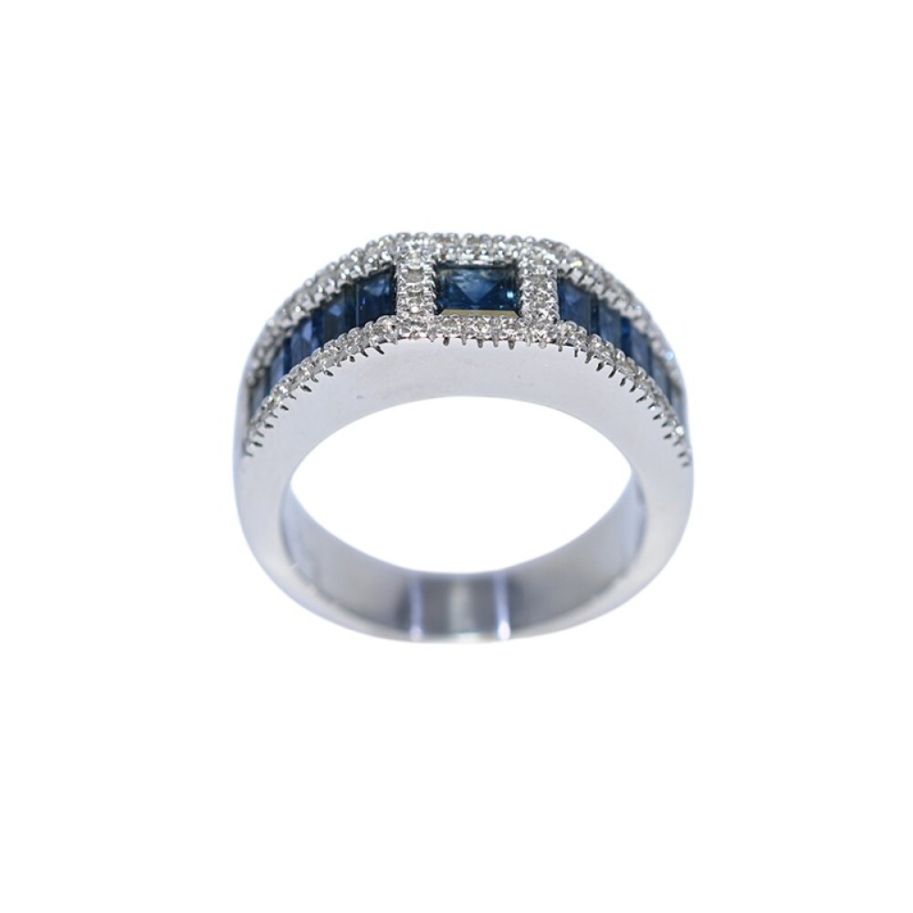 Anillo en oro 18k blanco con brillantes y zafiros azules tallado carré y baguette. Anillo en oro 18k blanco con brillantes y zafiros azules tallado carré y baguette.