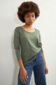 Remera escote a la base verde oliva