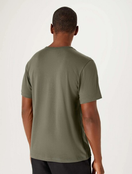 CAMISETA UNISSEX BÁSICA MODELO SLIM VERDE MUSGO