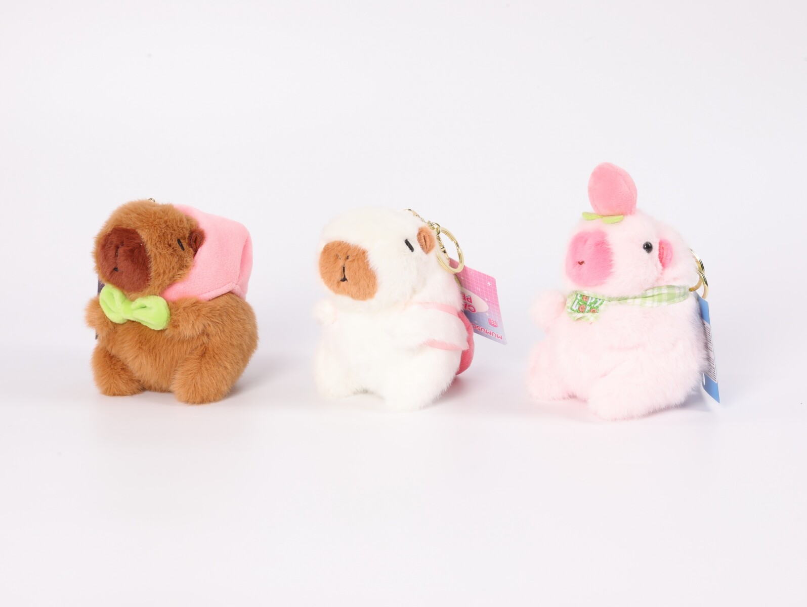 LLAVERO DE PELUCHE (CAPIBARA Y MELOCOTÓN) 