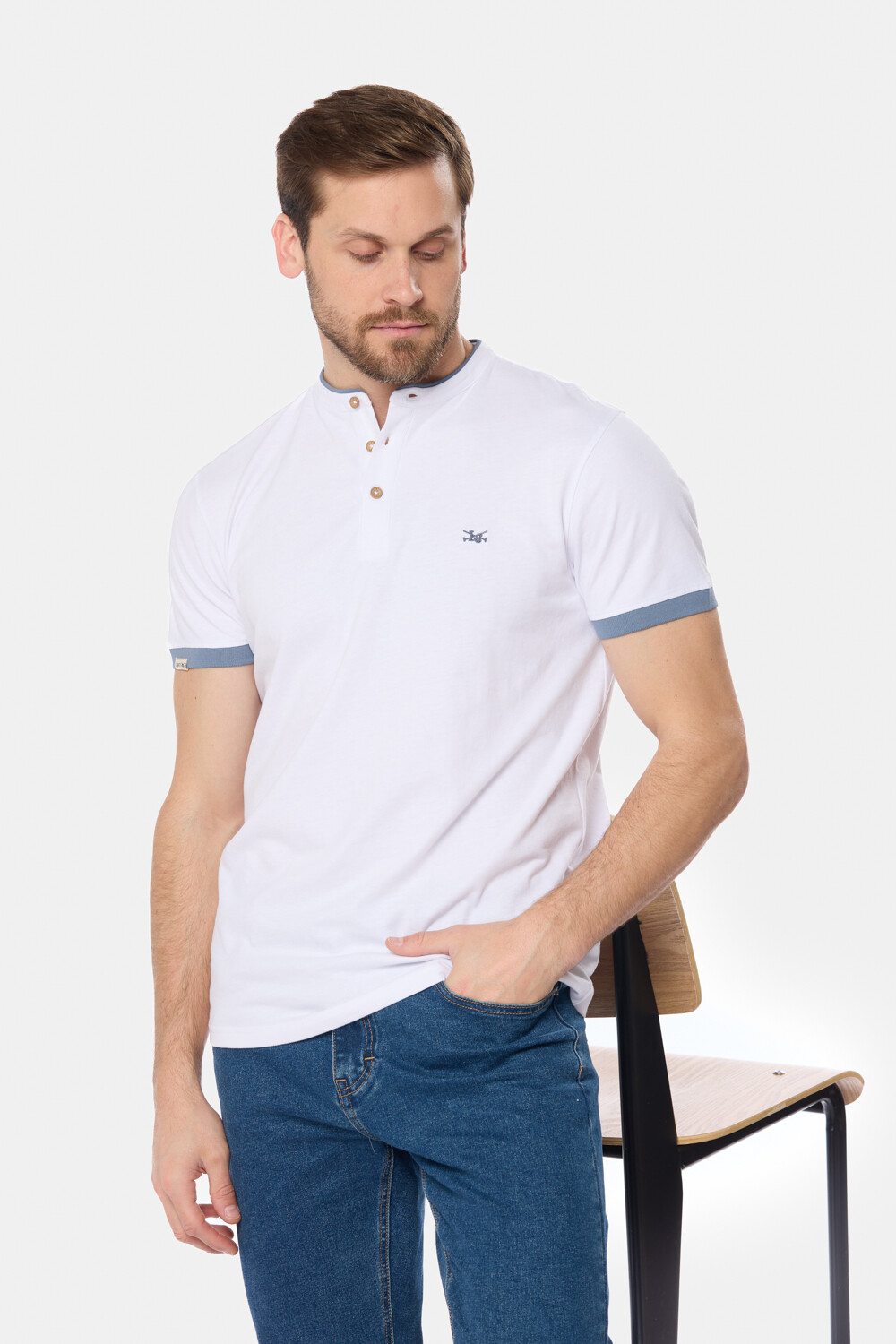 REMERA LISA CUELLO MAO Blanco