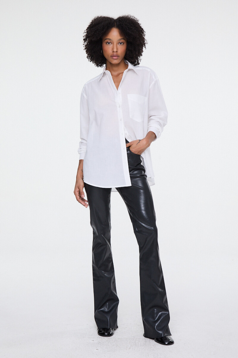 PANTALÓN DENIM SÍMIL CUERO Negro