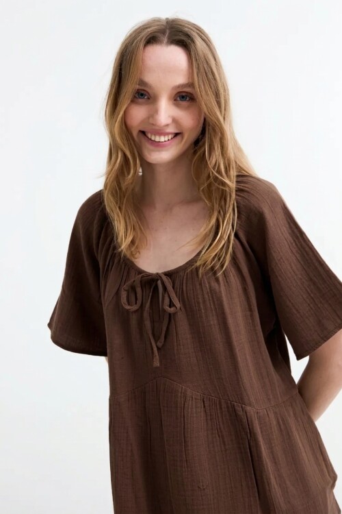 Vestido fluido de gasa CHOCOLATE